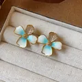 Dettaglio orecchini a lobo a fiore placcati oro 18k con smalto blu sfumato e zirconi - Design Floreale (HE31460) / Blu