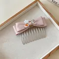 Detailansicht eines rosa Satinschleife Haarkamm mit edlem Strassblumen-Dekor - Zirkonia-Stil / Rosa