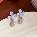 Vista dettagliata di eleganti orecchini a lobo a fiore francese con cristalli e perle. - Blu (HE31998) / Argento