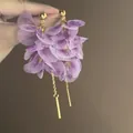 Vista dettagliata di orecchini a petalo viola con lunghi accenti di nappa - Stile bottone con nappina / Oro Viola