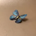 Macro di un fermaglio per capelli a forma di farfalla blu ricamata a mano su sfondo marrone - Clip a Becco d'Anatra (Pezzo Singolo) / Blu