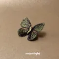 Dettaglio di un fermaglio per capelli a farfalla ricamato con corpo in metallo dorato. - Clip a Becco d'Anatra (Pezzo Singolo) / Verde