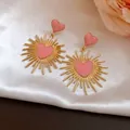 Vue détaillée des boucles d'oreilles vintage avec cœurs roses et rayons d'or. - Heart Pendant (HE32553) / Rose