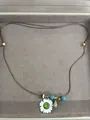 Collana in corda di cuoio con ciondolo a margherita bianca e perline blu - Stile Margherita Bianca / Caffè-Bianco