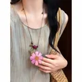 Collana bohémien fatta a mano con ciondolo a fiore di cosmo rosa, cordino in pelle e perle - Stile fiore viola / Caffè-Viola
