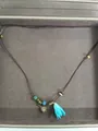 Collana bohémien in cordoncino di cuoio con ciondolo a fiore turchese e perline - Stile Bocciolo Blu / Caffè-Blu
