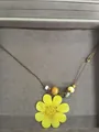 Collana stile spiaggia con pendente fiore giallo e cordoncino in cuoio marrone - Margherita Gialla / Coffee-Yellow