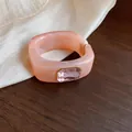 Gedetailleerd overzicht van een modieuze roze hars vierkante armband met edelsteen - Vierkante Strass Armring / Roze