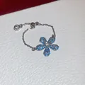 Vista dettagliata del fiore in zircone blu e catena regolabile su anello argento - Forma di Fiore (Regolabile) / Zirconia Blu (HR3513)