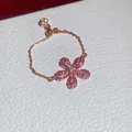 Primo piano dettagliato di un anello a catena in oro rosa con design a fiore in zircone rosa - Forma di Fiore (Regolabile) / Zirconia Rosa (HR3513)