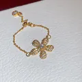 Dettaglio ravvicinato di un anello a catena d'oro con un fiore in zircone a 5 petali. - Forma di Fiore (Regolabile) / Zirconia Bianca (HR3513)