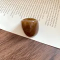 Μακροεντολή λεπτομέρεια από καφέ ρητίνη δαχτυλίδι σε φόντο vintage σελίδων βιβλίου - Σκούρο Καφέ