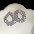 Vue détaillée de boucles d'oreilles géométriques en zircons brillants et fins - Style Goutte d'Eau Géométrique (HE32347) / Argent (Tige en argent)