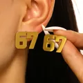 Orecchini a lobo in acciaio inox dorato con numero 67 in audace stile retrò - Orecchini a Bottone Numero 67 / Oro
