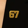 Ciondolo in acciaio inossidabile dorato numero 67 per design di gioielli sportivi - Spilla Numero 67 / Oro