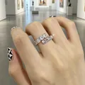 Dettaglio elegante di un anello aperto in argento con zirconi ed elementi in resina - Stile Asimmetrico in Resina / Argento