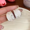 Dettaglio ravvicinato di orecchini in argento con intarsio in pietre bianche lucenti. - Stile Rettangolare Irregolare (HE32024) / Argento