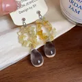 Vue détaillée des copeaux de résine jaune et des pendentifs de boucles d'oreilles - Tige en Argent - Jaune