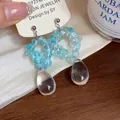 Gros plan de boucles d'oreilles en résine bleue et goutte d'eau avec clou en argent S925 - Tige d'oreille en argent-Bleu
