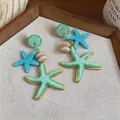 Primer plano detallado de los pendientes de estrella de mar en resina verde y azul - Forma de Estrella de Mar (HE33965) / Verde