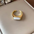 Vista detallada de un elegante anillo abierto chapado en oro de 18 quilates con resina blanca. - Estilo 3 (HR3085)