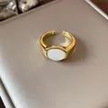 Primer plano de un anillo abierto chapado en oro de 18k con resina blanca ovalada. - Estilo 1 (HR3085)