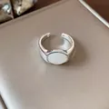 Primer plano de un anillo abierto plateado con una incrustación de resina blanca - Estilo 2 (HR3086)