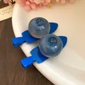 Gros plan détaillé de barrettes à cheveux myrtille en résine 3D avec base bec de canard bleu - Myrtille