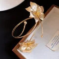 Primo piano di un bracciale da braccio floreale dorato vintage con petali testurizzati - Stile Texture Vintage (HB5745) / Oro