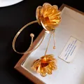 Dettaglio di bracciale da braccio in metallo dorato vintage con fiori molto dettagliati - Stile Fiore a Spirale (HB5743) / Oro