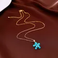 Nahaufnahme der 18k vergoldeten Halskette mit einem cyanfarbenen Zirkonia Blumenanhänger - Blumenhalskette (HN12259) / Gold Blau