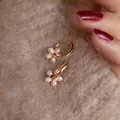 Orecchini a cerchio in oro 14k con pendente a fiore e zirconi scintillanti pavé - Fibbia per orecchie / Oro rosa