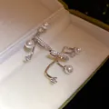 Dettaglio di ear cuff con perle bianche e zirconi scintillanti in confezione regalo - Stile Tondo Cavo / Argento