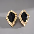 Detail von Vintage Gold-Ohrringen mit unregelmäßiger Geometrie und schwarzer Emaille - Stil mit Silber-Ohrstecker / Gold-Schwarz
