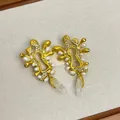 Dettaglio macro degli orecchini vintage francesi con perle e gocce di cristallo. - Stile Buco della Serratura Perno Argento / Oro-Beige