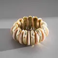 Dettaglio macro di bracciale elastico geometrico con segmenti dorati e resina marmorizzata - Oro-Bianco