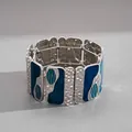Vista dettagliata del bracciale martellato argento con pannelli in smalto a onde blu. - Argento-Blu