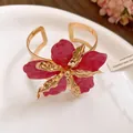 Bracelet jonc raffiné avec fleur rose plissée, métal doré et finition aspect marbré. - Bracelet jonc / Rose rouge