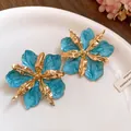 Boucles d'oreilles fleur plissée bleu et or, style vacances chic et sophistiqué - Boucles d'oreilles clous / Cyan