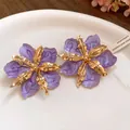 Boucles d'oreilles fleurs plissées violettes avec accents en métal doré - Boucles d'oreilles clous / Violet