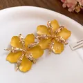Boucles d'oreilles fleurs plissées jaunes élégantes avec détails en métal doré chic - Boucles d'oreilles clous / Jaune