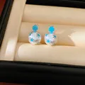Primo piano dei dettagli degli orecchini in argento spazzolato con pietre blu - Silver Post Brushed Spherical Style (HE33920) / Argento-Blu