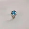 Bague géométrique minimaliste avec un grand zircon bleu cyan de taille coussin et pavé - Anneau / Aqua