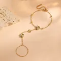 Vue détaillée d'un bracelet de main en acier doré avec motif papillon et cœur - Style à Quatre Cœurs