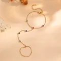 Vue détaillée d'un bracelet bague en acier titane avec perles de cristal colorées - Style à Sept Strass