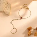 Chaîne de main en acier doré avec pendentif cœur rouge et cristaux clairs. - Style Cœur Strass Rouge