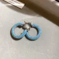Elegante 18-Karat versilberte Creolen mit blauen Türkis-Pavé-Zirkonia-Steinen - Silber-Blau