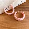 Pendientes de aro en C envueltos en encaje rosa romántico con textura tejida detallada - Tops / Rosa