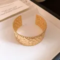 Nahaufnahme eines goldenen Hammerschlag-Armreifs mit feinem Perlenrand in einer Box - Gehämmerter Rand mit Perlen Stil (Modell 1)