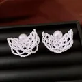 Vista dettagliata di orecchini a perno in perline bianche fatti a mano in un portagioie nero - Stile Perno Argento (HE33986) / Bianco